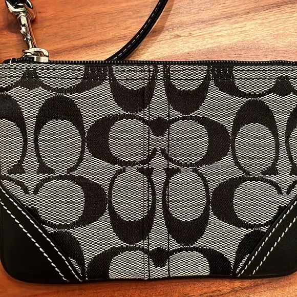 NEW COACH WRISTLET FROM THE SIGNATURE COLLECTION - Picture 5 of 9